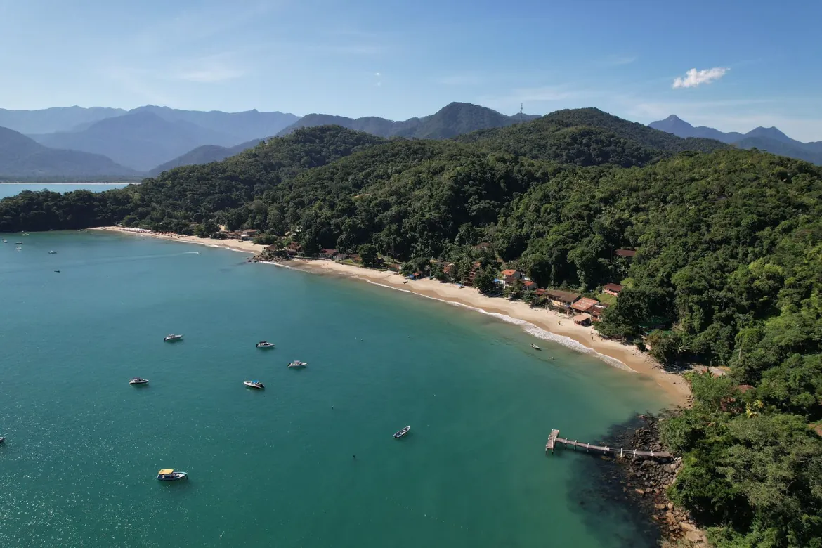 Vista aérea de baía de vila com píer e barcos